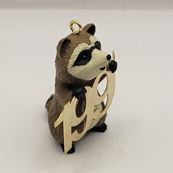 Hallmark Keepsake 1991 FABULOUS DECADE Series raccoon Christmas Ornament - Picture 2 of 11
